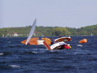 Drei gekenterte Jollen an einer Wendemarke